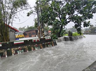 影》宜蘭暴雨「用倒的」羅東、冬山道路成小河