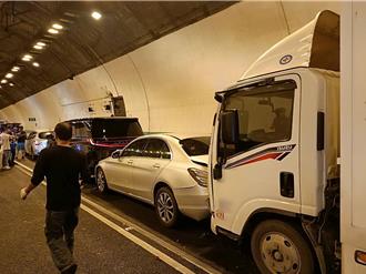 國3安坑隧道5車追撞 一度回堵10公里 貨車駕駛受困獲救