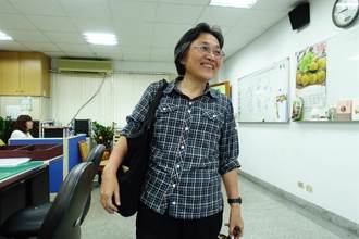 不滿高嘉瑜上位？綠營鄉長貼一照諷「堆滿衣服垃圾山的人」擬接董事長