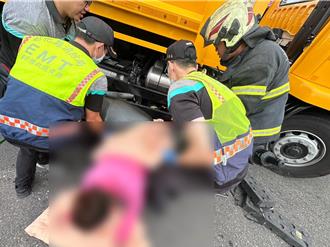 內輪差釀禍？彰化垃圾車右轉擦撞機車 女騎士腿卡車底送醫