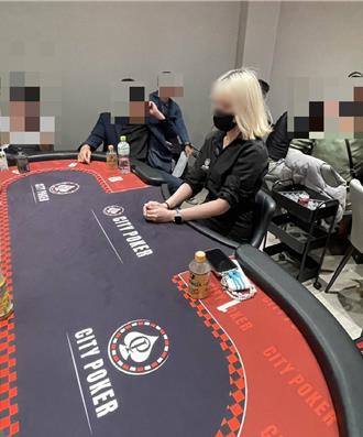 一中商圈扑克名店惨了！女大生「黑裙＋黑丝」当荷官狂吸客逮57人