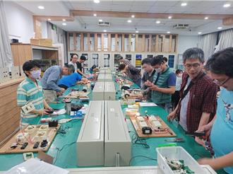 苗縣君毅中學開辦「簡易家電維修課」 學員爆滿要求開進階班