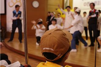 凱米颱風襲台違建牆砸車 7歲小弟戰勝死神順利出院