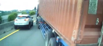 驚悚畫面曝光！ 國1麻豆段聯結車擦撞小客車釀4人傷