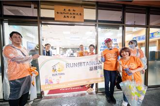 响应全球失智症伴走 基隆长照所邀百名长者登塔