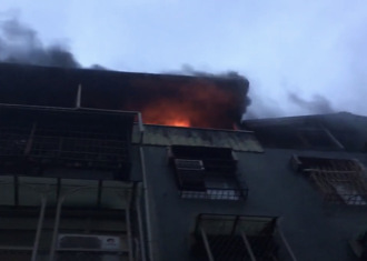 北市忠孝東路六段公寓火舌竄出 消防23分鐘內撲滅火勢