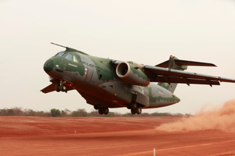 瑞典購買巴西C-390運輸機 巴西購買瑞典獅鷲戰機  雙方軍事互惠