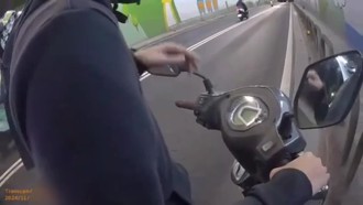 隧道內攔查男毒駕 警車竟遭「睡著」騎士撞破後車窗