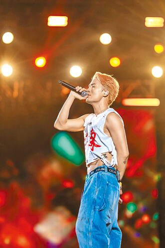 吴克群脱衣热唱 捐百万唱酬助台东