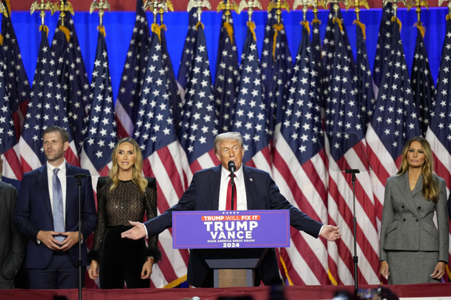 川普胜选，凸显民主党的溃败，不只是在他们提名了一个不合格的候选人，更重要的是民主党内掌权的那一派与一向支持他们的基层选民（工人阶级、少数族裔）呈现严重的脱节。（美联社）