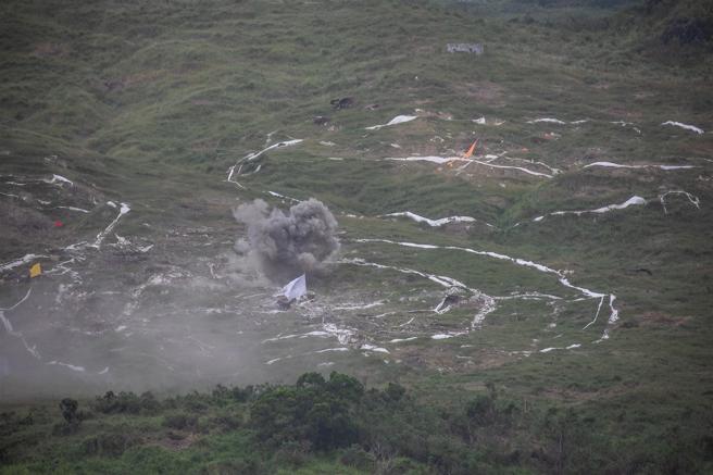 陆军航空特战指挥部昨日实施「113-4空用武器基础射击」，由特战官兵进行地空火力导引，飞行官驾驶AH-64E攻击直升机，向目标区发射2.75吋海神火箭，展现勤训成果。（记者林睿奕摄）