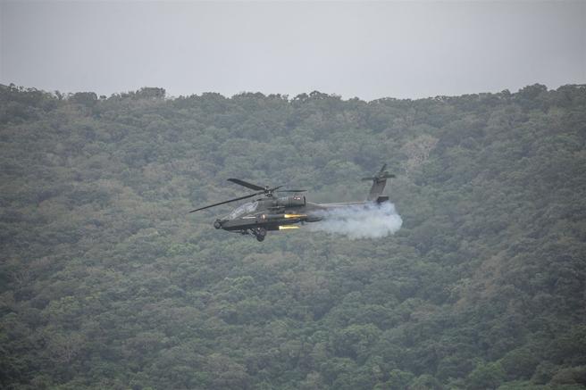 陆军航空特战指挥部昨日实施「113-4空用武器基础射击」，由特战官兵进行地空火力导引，飞行官驾驶AH-64E攻击直升机，向目标区发射2.75吋海神火箭，展现勤训成果。（记者林睿奕摄）