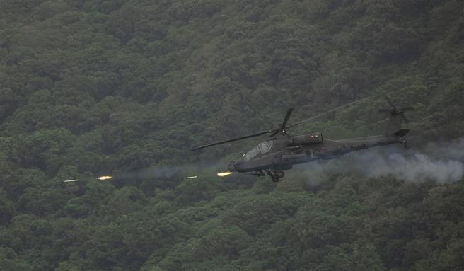  AH-64E攻击直升机向目标区发射2.75吋海神火箭，火箭迅速衝出射向靶区。（记者林睿奕摄）