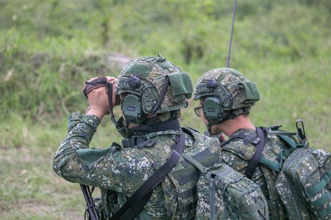 特战官兵运用手持式热显像仪，计算出目标区的详细座标，并透过无线电通知飞行官。（记者林睿奕摄）