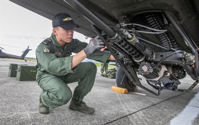  飞行官严密执行各项飞行前检查，确认各项零附件均可正常运作。（记者林睿奕摄）