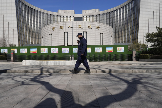 中共中央並沒有要完全承擔地方的債務，而是幫地方把利息較高的債務逐步清償掉，全部置換為利息較低、期限較長的中央政府債。（圖／美聯社）