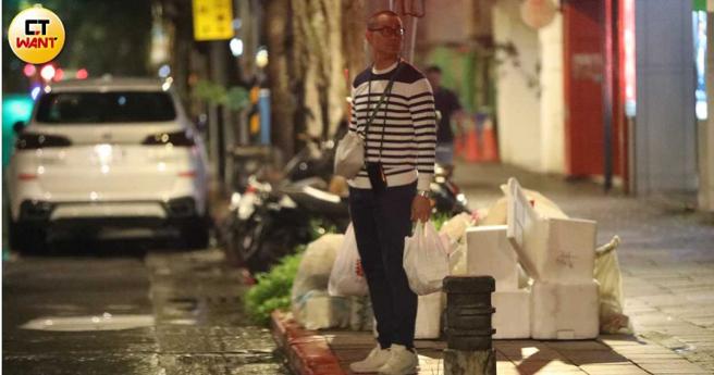 戴着眼镜的江振诚等车时不断左顾右盼。（图／本刊摄影组）