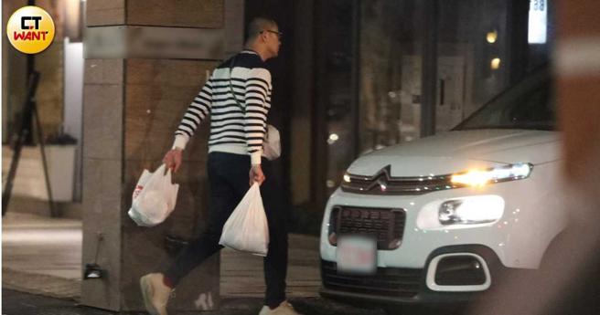 等了约3分钟车子抵达江振诚上前准备离去。（图／本刊摄影组）