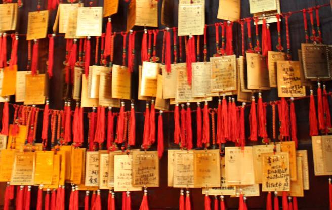 彰邑关帝庙香火鼎盛，前来祈福的考生络绎不绝。（图／报系资料照）