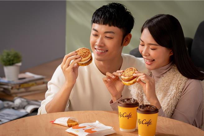 风靡日本的明星级早餐「McGriddles厚松饼堡系列」登台，11月13日起早餐时段限期开卖。（麦当劳提供／朱世凯台北传真）