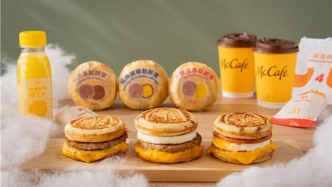麦当劳McGriddles「厚松饼堡系列」包含「猪肉蛋厚松饼堡」单点79元、薯饼套餐121元；「猪肉厚松饼堡」单点69元、薯饼套餐111元；「火腿蛋厚松饼堡」单点71元、薯饼套餐113元。（麦当劳提供／朱世凯台北传真）