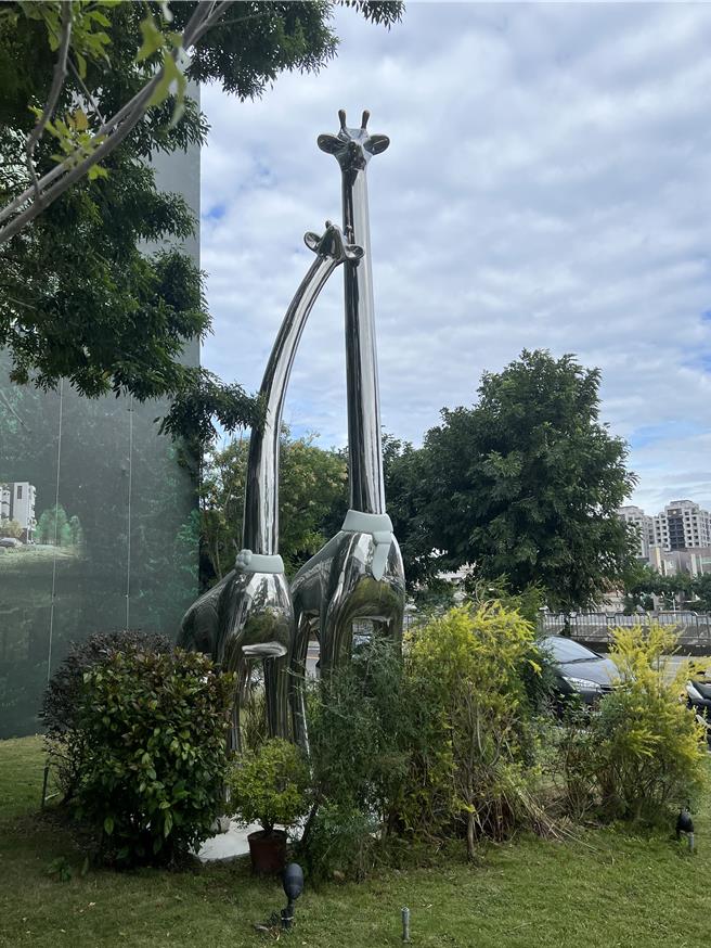 當代藝術家廖迎晰以愛、圓融為創作主軸，其作品在「家鼎知山田」接待中心展出。（林欣儀攝）