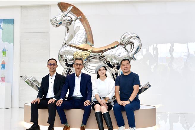 當代藝術家廖迎晰以愛、圓融為創作主軸，其作品在「家鼎知山田」接待中心展出。（林欣儀攝）