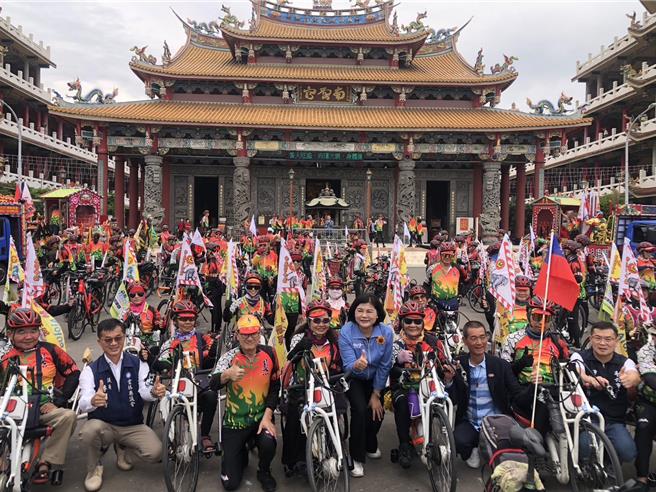 「關聖帝君赤兔鐵馬巡境」今天早上自斗六南聖宮出發，雲林縣長張麗善等人前往打氣。（周麗蘭攝）