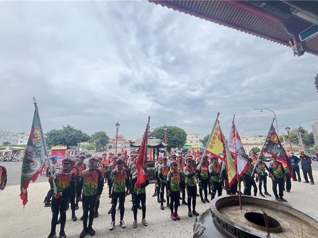 騎士們出發向關聖帝君稟報。（周麗蘭攝）