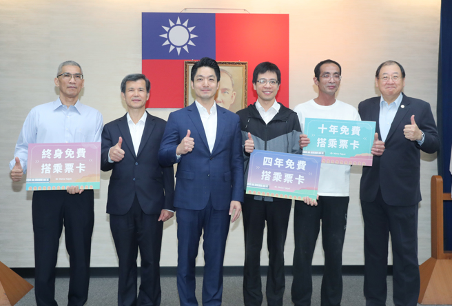 日前台北捷运板南线新埔站发生砍人事件，事发当时，台北市警察局预防科警务正薛先得、民眾简瀛祥、李主强等四位见义勇为的平民英雄协助压制犯嫌王女，阻止事态进一步扩大。台北市长蒋万安（左）12日在市政会议上，表扬薛先得（左）、简瀛祥（右二）、李主强（右三），分别颁赠捷运终身、10年、4年免费搭乘票卡给薛、简、李三位英雄，并一起合影。（陈君玮摄）