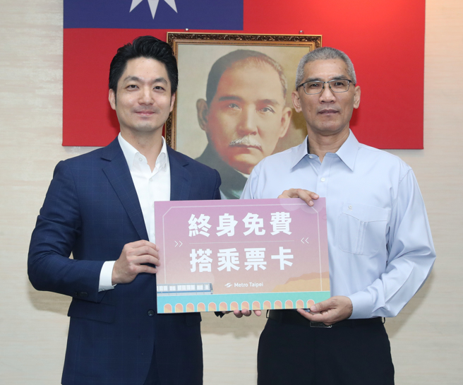 日前台北捷运板南线新埔站发生砍人事件，42岁王姓女子自称出现幻听，拿出随身携带的美工刀攻击同车厢的旅客，导致17岁郑姓高中生被划伤脸、颈。事发当时，台北市警察局预防科警务正薛先得上前夺刀压制女子，阻止事态进一步扩大。台北市长蒋万安（左）12日在市政会议上，表扬市警局预防科警官薛先得（右）英勇制伏歹徒，并颁赠捷运终身免费搭乘票卡给薛先得。（陈君玮摄）