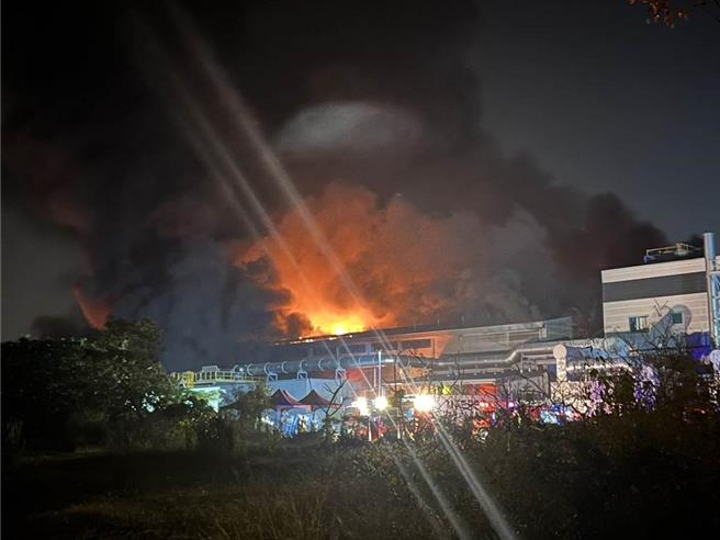 屏东明扬工厂去年大火，造成多名消防员殉职。（本报资料照片）