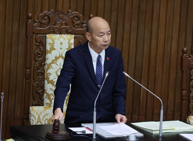 在立法院长韩国瑜敲槌后，立法院12日院会三读通过「消防法部分条文修正草案」。（姚志平摄）