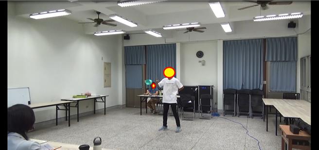 花莲县政府上月底在花岗国中举办113年度「教育希望工程公费留美计画」甄选决审，有学生特别表现扯铃才艺，希望将台湾民俗技艺推广国际。（花莲县政府提供／罗亦晽花莲传真）