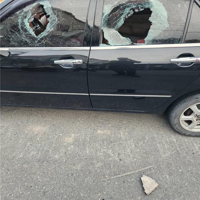 徐女車窗遭砸出多個大洞。（民眾提供／李京昇台中傳真）