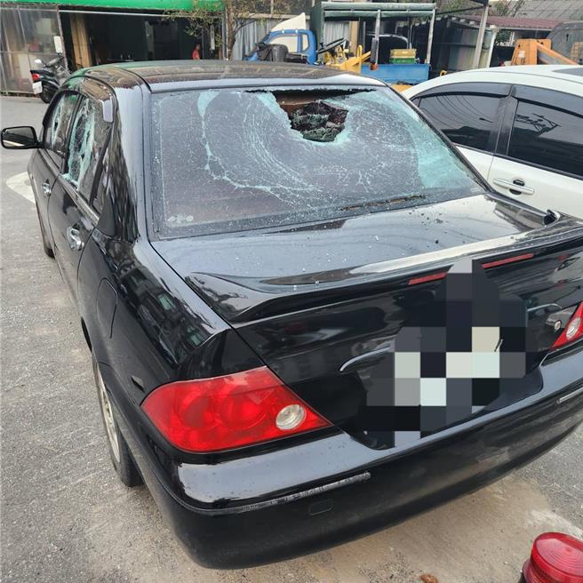 徐女車輛遭砸。（民眾提供／李京昇台中傳真）