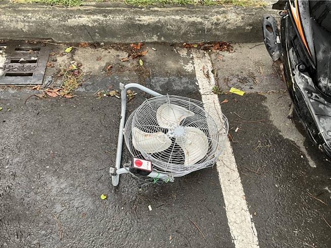 车祸现场有发现电风扇残骸，警方循线找到车主开出高额罚单，并朝公共危险罪方向侦办。（警方提供／任义宇高雄传真）