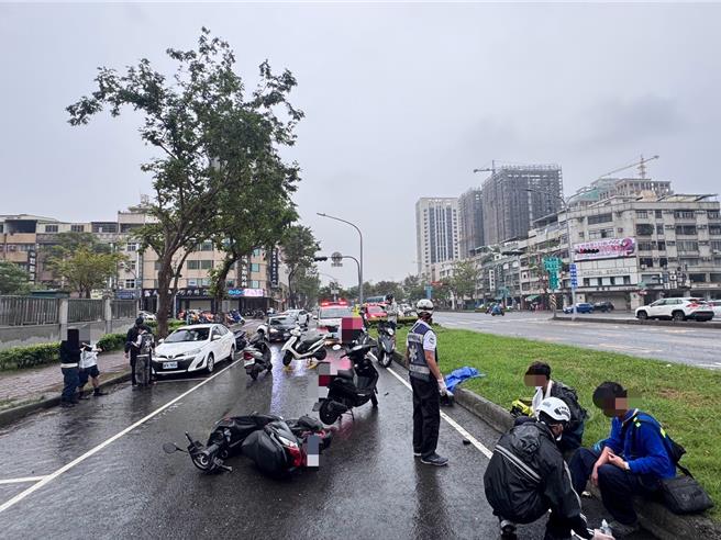 高雄市三民区中华一路北向车道发生6机车撞成一团的车祸，疑似有电风扇掉落路中间酿祸。（警方提供／任义宇高雄传真）