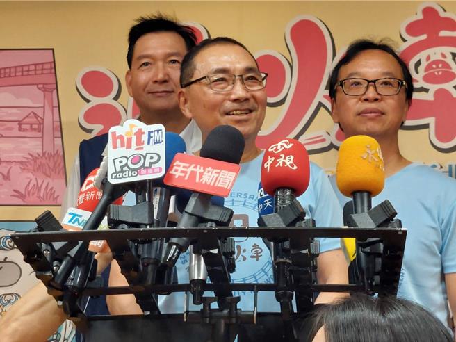 新北市長侯友宜（中）說，新北找到4位見義勇為民眾，將會在市政會議公開表揚。（陳慰慈攝）