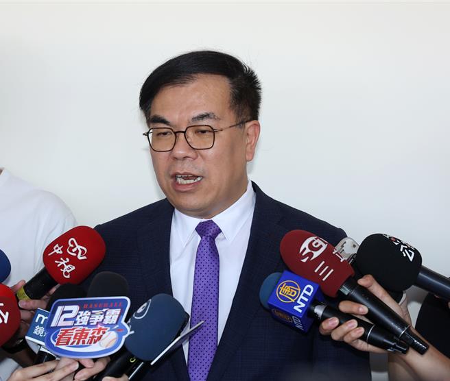 環境部長彭啟明12日坦言，在傳統市場、零售商推動限塑，被認為不便民，過去遭遇很大挑戰、裹足不前，環境部除了持續改變國人生活習慣，也想利用可被生物分解的塑膠袋取代部份商品。（本報資料照片）