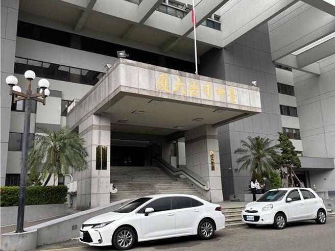 台中地检署侦办「SCP」、「OAT」社群贩售性影片犯罪，发现黄姓主嫌等5人自去年起在南投、台中的小吃、桌游店摄录影机偷拍，另案则查出「创意私房」社群买家陈姓补习班老师利用职务猥亵、偷拍学生并散布影像，检方12日侦结起诉6人。（本报资料照片）