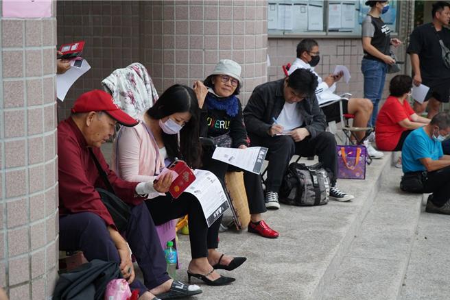 鹿港「鹿溪宴」预定在23、24日连2天各开100桌，今（12）日早上8点开卖，吸引民眾排队报名。（鹿港镇公所提供／叶静美彰化传真）