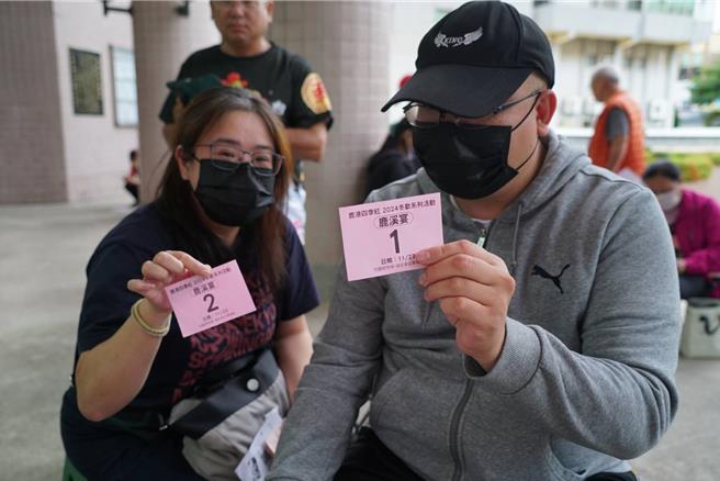 来自台中的锺先生抢得「鹿溪宴」头香，夫妇从昨（11）日下午4点多就前到公所前排队。（鹿港镇公所提供／叶静美彰化传真）