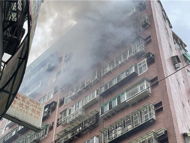 蘆洲區永樂街華廈12日上午發生火警。（蘆洲警分局提供）