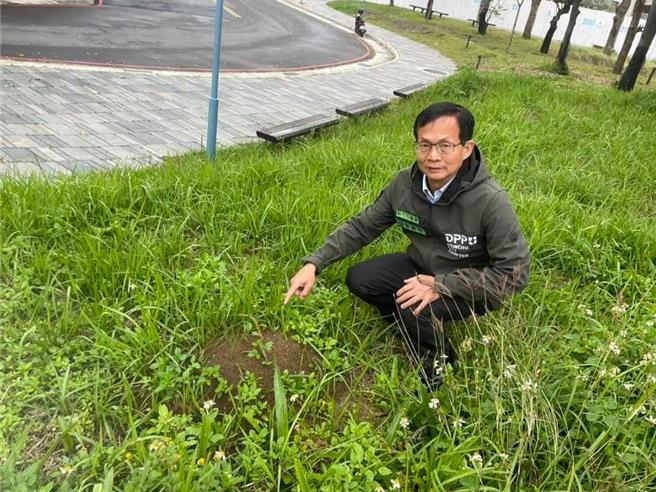 新竹市议员曾资程表示，市府每年编20万的红火蚁防治经费，根本就没有办法有效地防治红火蚁蔓延，要求市府加强防治。（曾资程提供／陈育贤新竹传真）