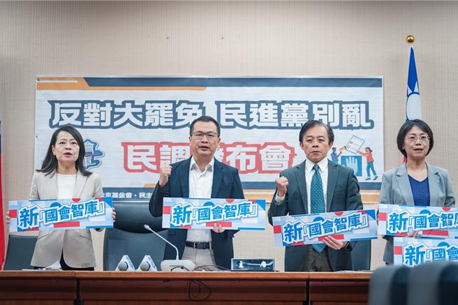 左起：立委许宇甄、罗智强、文化大学新闻系教授庄伯仲、翁晓玲。（罗智强提供）