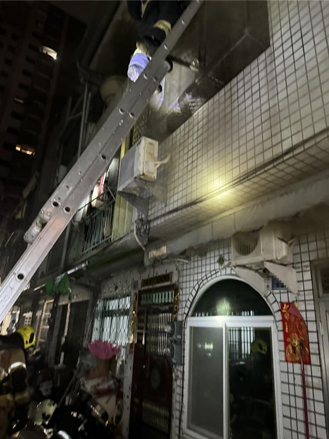 高雄三民区一处透天厝12日深夜发生火警，9旬老屋主成功逃生，但63岁儿受困顶楼，目前已仍在加护病房观察治疗。（消防局提供／任义宇高雄传真）