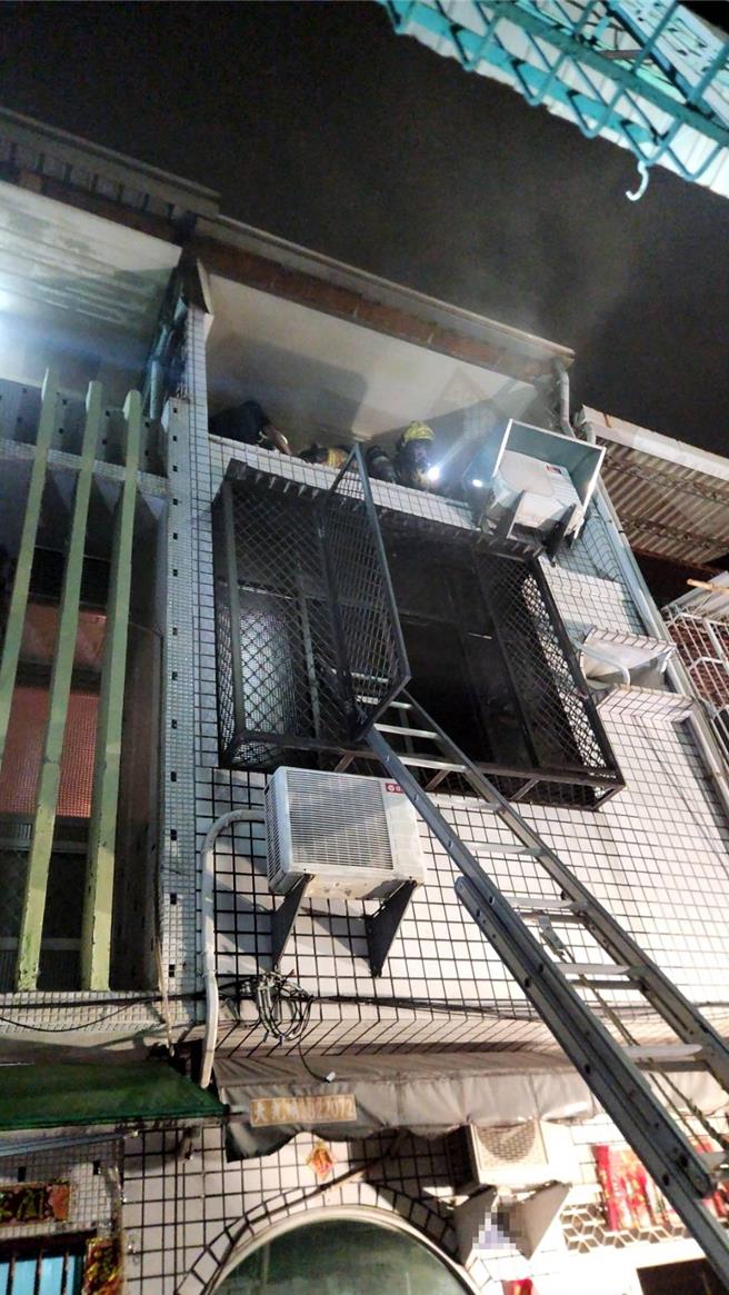 高雄三民区一处透天厝12日深夜发生火警，9旬老屋主成功逃生，但63岁儿受困顶楼，目前已仍在加护病房观察治疗。（消防局提供／任义宇高雄传真）