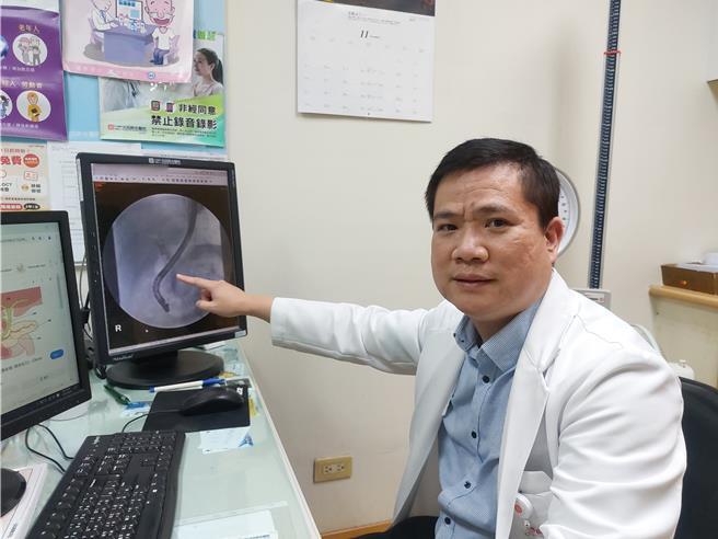 光田綜合醫院肝膽腸胃科許本麟醫師建議民眾維持規律飲食，避免養出膽結石。（院方提供／李京昇台中傳真）