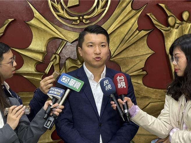 接获60多位北分署同仁陈情的民进党新北市议员李宇翔12日受访，呼吁劳动部尽速厘清真相，还给家属一个公道。（陈慰慈摄）